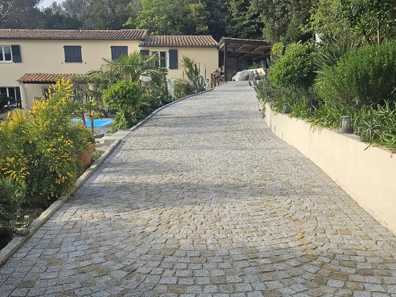 Allée en pavés de granit posés en éventail