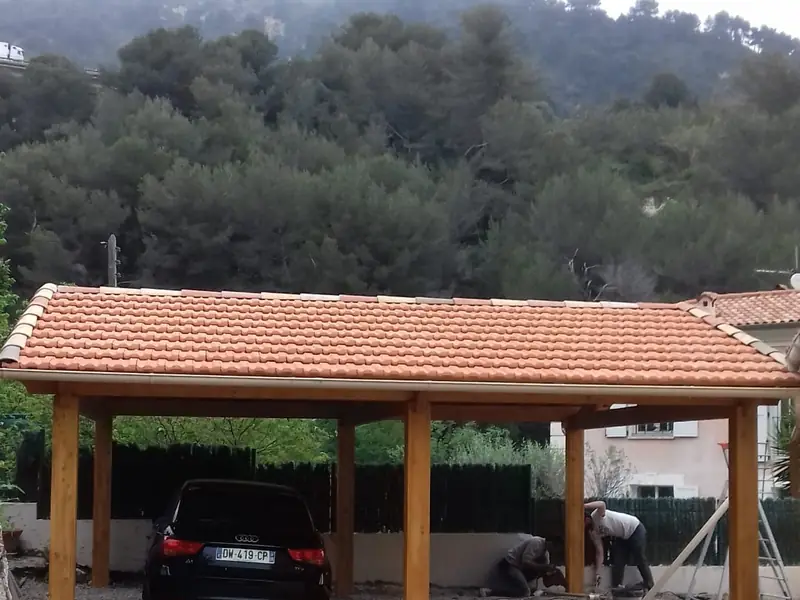 Carport à structure bois et couverture en tuiles, terminé