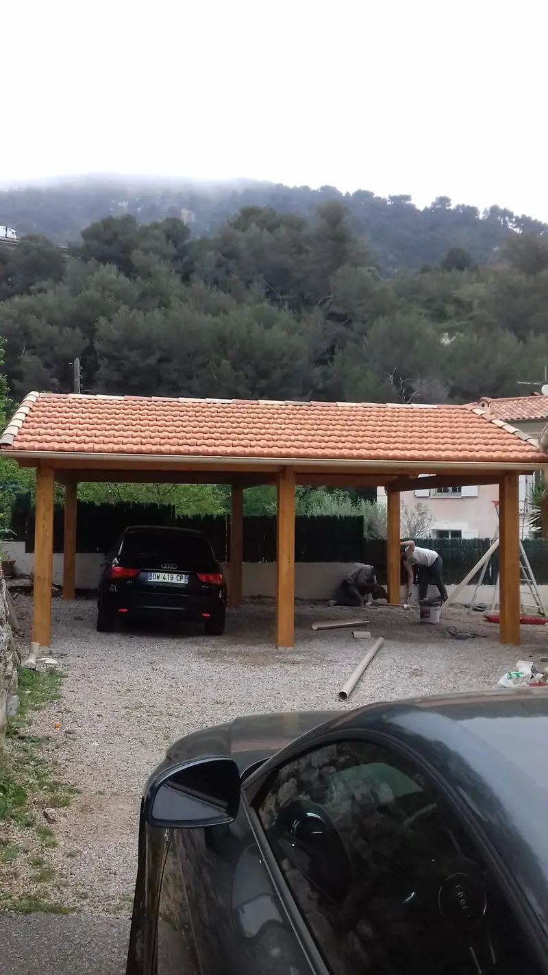 Carport à structure bois et couverture en tuiles, terminé