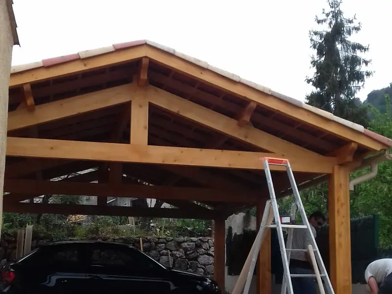 Charpente en bois d’un carport en cours de couverture