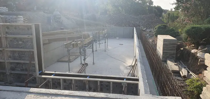 Cheminée sur mesure en béton ciré avec niches et banquette