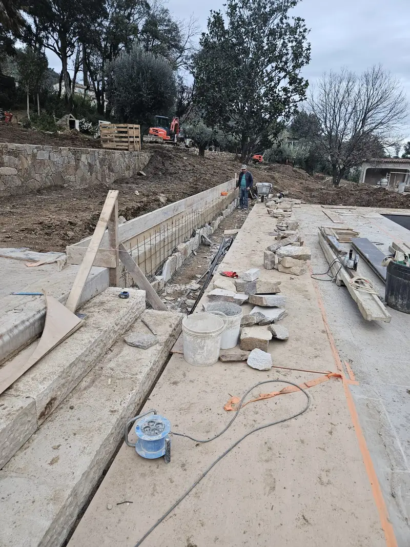 Coffrage bois d’une longrine et dalle béton talochée