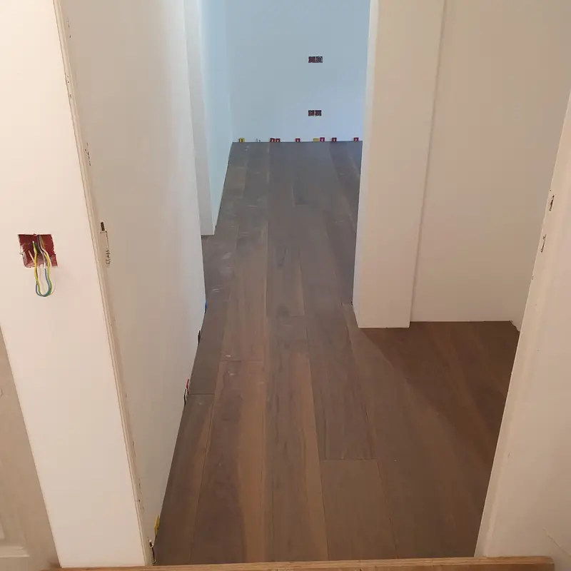 Couloir rénové avec parquet et portes toute hauteur