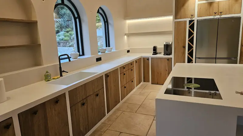Cuisine avec plan de travail en béton ciré et façades en chêne