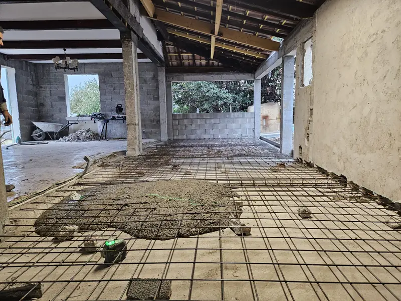 Coulage d’une dalle ferraillée sous une pergola maçonnée