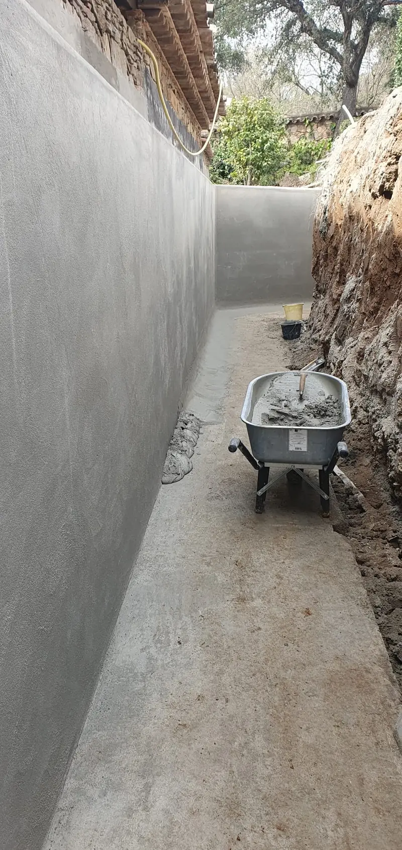 Coursive maçonnée et enduite entre la villa et le rocher