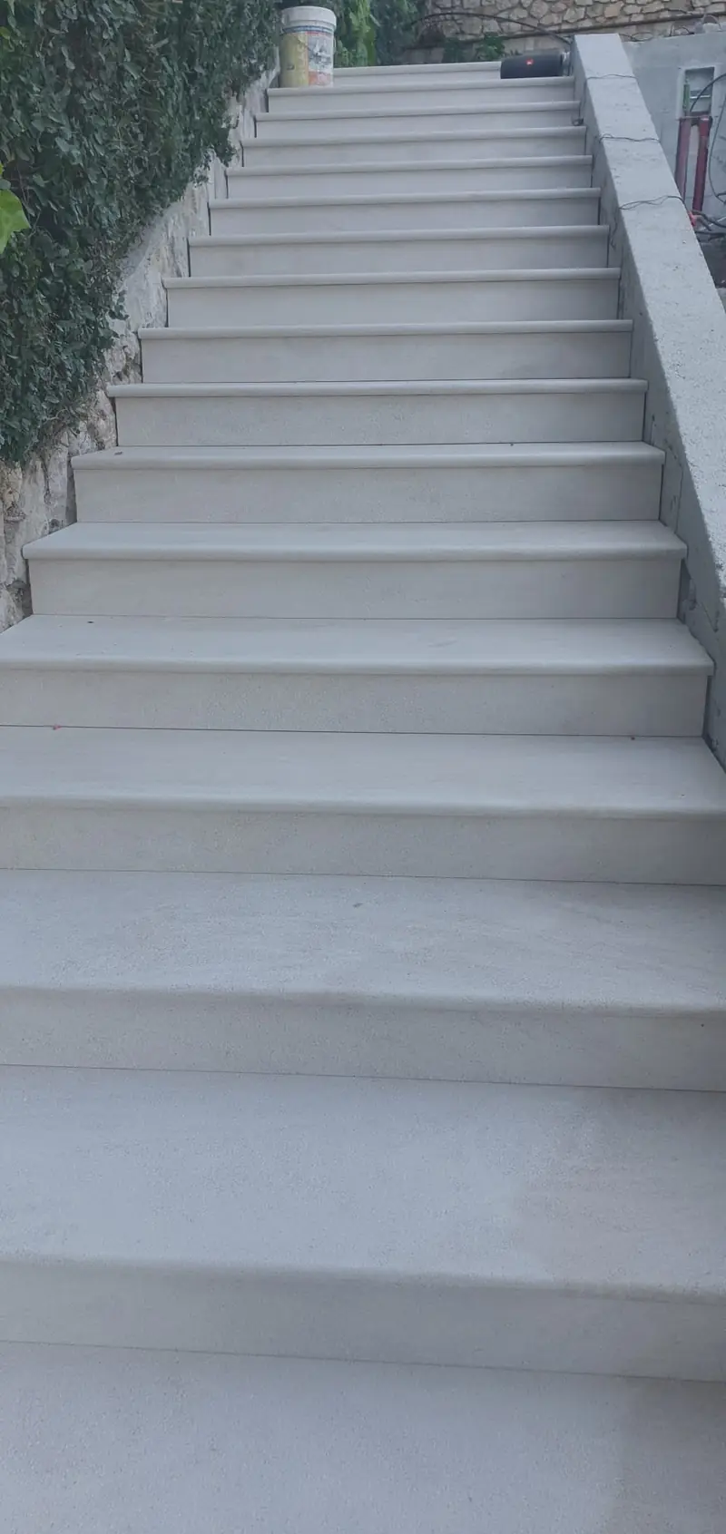 Escalier extérieur en béton fini, marches enduites en blanc