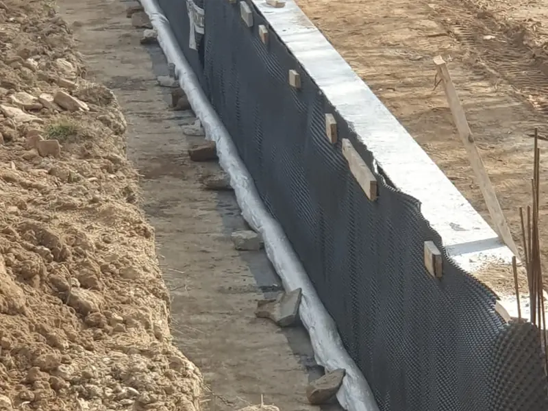 Étanchéité appliquée sur un mur de soutènement avant remblaiement