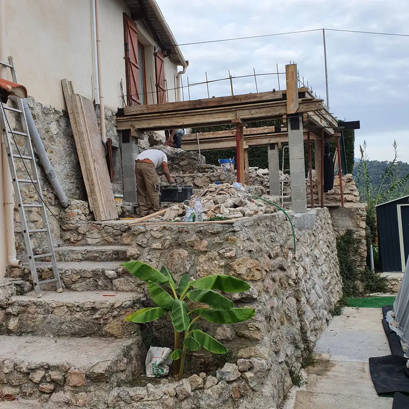 Reconstruction d’un mur en pierre du pays au pied d’une villa en rénovation
