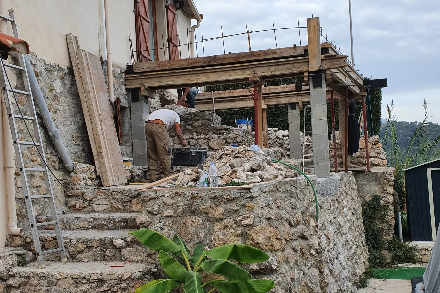 Reconstruction d’un mur en pierre du pays au pied d’une villa en rénovation