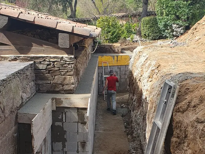 Mur de soutènement en blocs à bancher le long d’une tranchée
