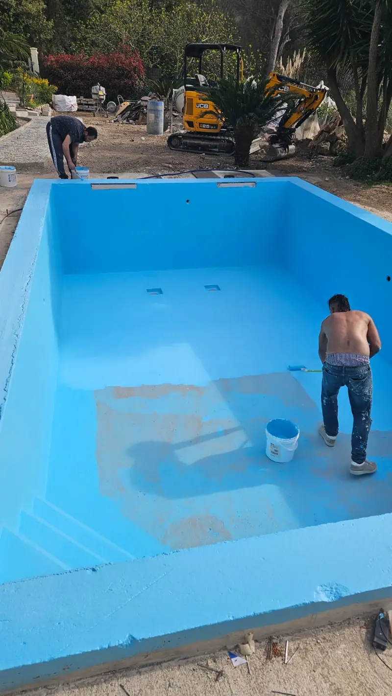 Rénovation d’une piscine existante : reprise de l’enduit et mise en peinture