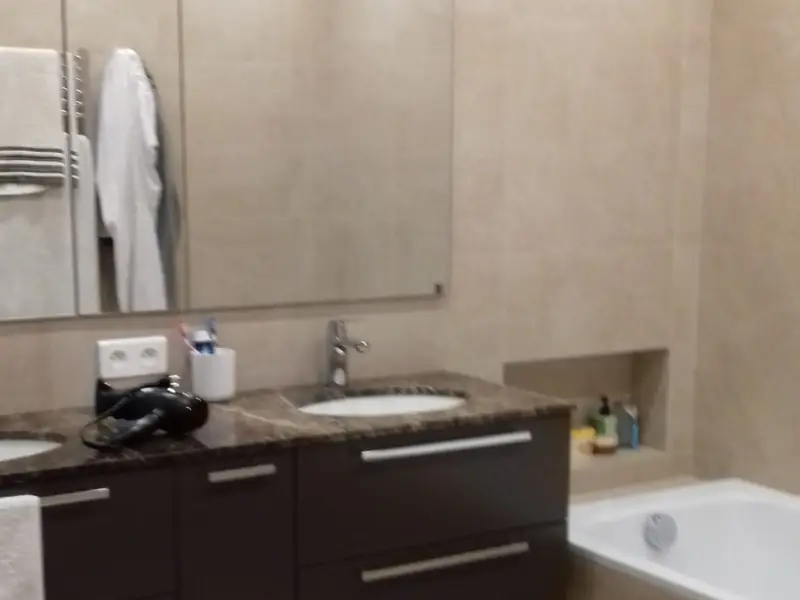 Meuble vasque en wengé avec plan en marbre et miroir toute largeur