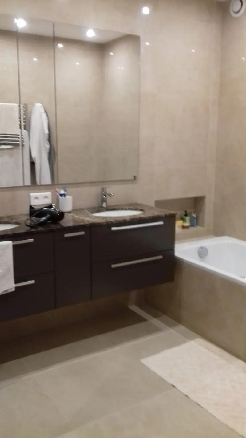 Meuble vasque en wengé avec plan en marbre et miroir toute largeur