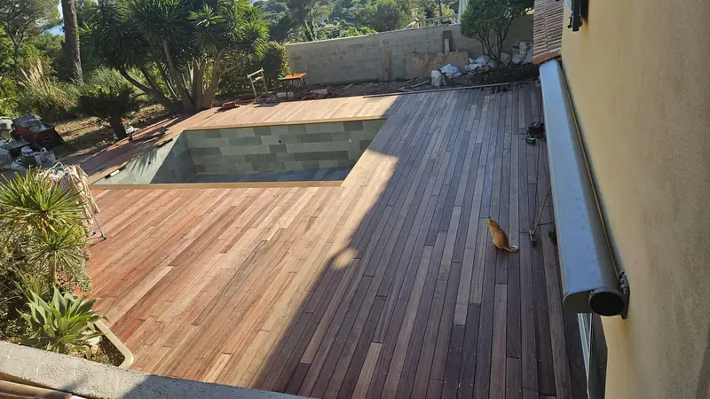 Terrasse en bois exotique avec bassin carrelé intégré
