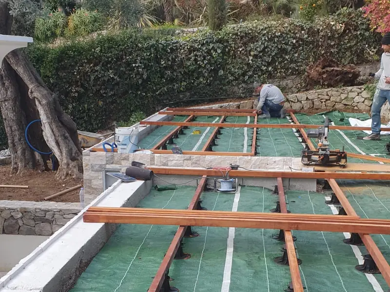 Plots et lambourdes d’une terrasse bois posée sur une plage de piscine