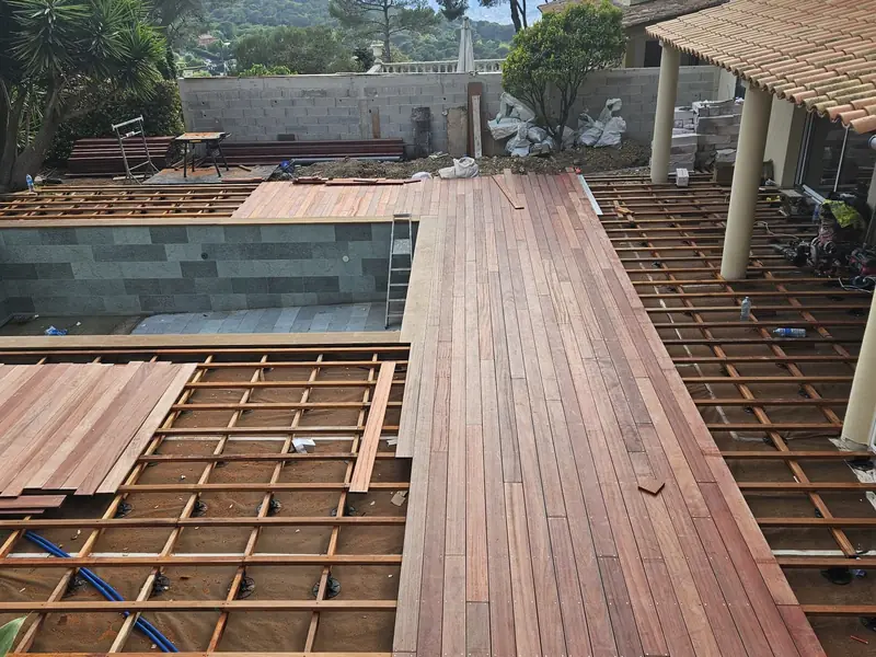 Structure en lambourdes d’une terrasse en bois exotique en cours de pose