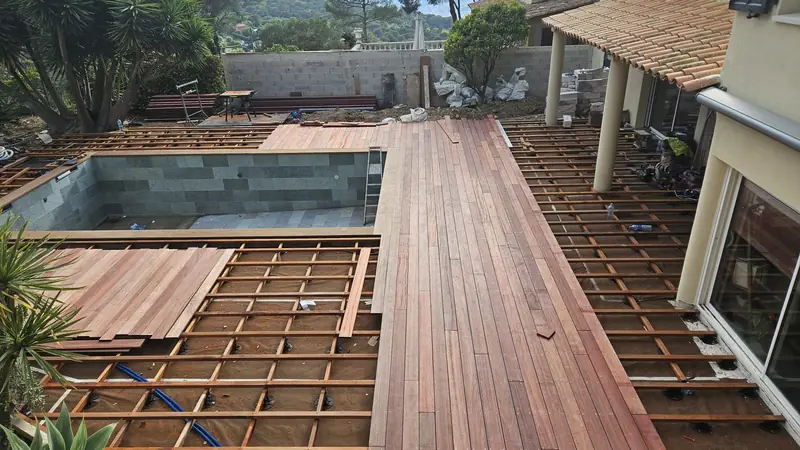 Structure en lambourdes et début de pose des lames d’une terrasse en bois exotique