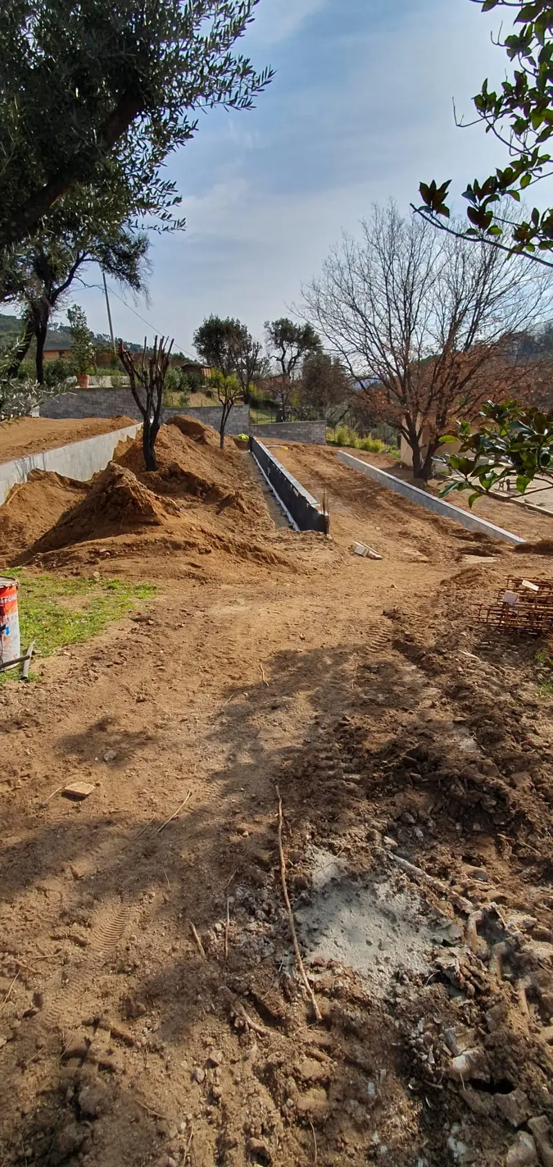 Tranchée de passage des réseaux au milieu d’un terrain en cours de terrassement